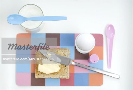 Toast mit Butter, Ei und Glas Milch