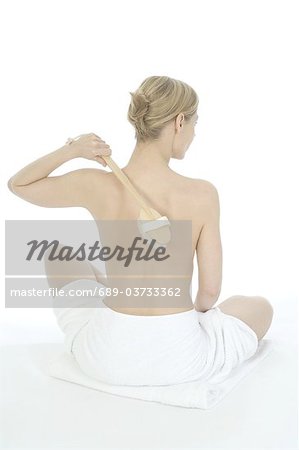 Frau massieren ihren Rücken