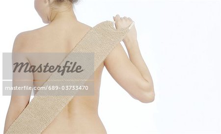 Frau mit Massage-Gürtel auf dem Rücken
