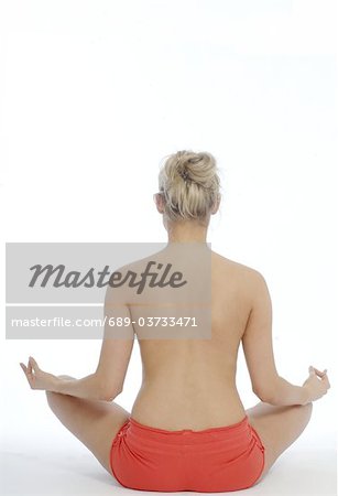 Dos nu femme en position du lotus