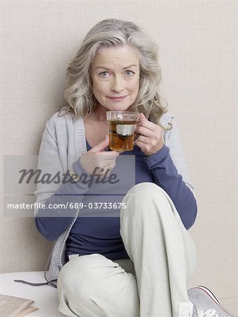 Femme Senior avec un verre de thé