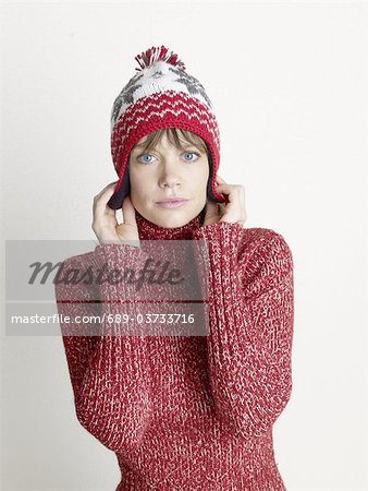 Femme portant un pull et bonnet laineux