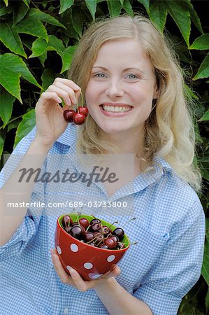 Femme aux cerises