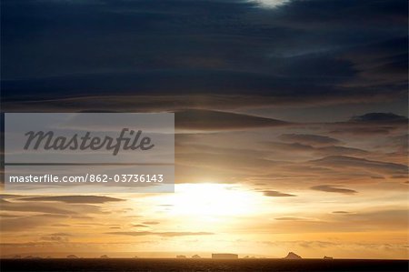 Antarktis, Antarctic Sound. Sonnenaufgang über der tabellarischen Eisberge verunreinigend Antarctic Sound