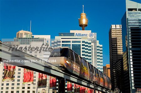 Australien, New South Wales, Sydney. Einschienenbahn am Darling Harbour mit über die Skyline der Stadt.