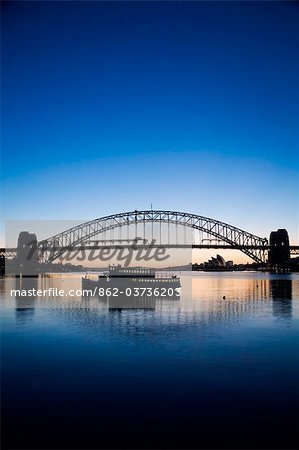 Australien, New South Wales, Sydney. Blick über Lavendar Bay, das Sydney Opera House und Harbour Bridge im Morgengrauen.