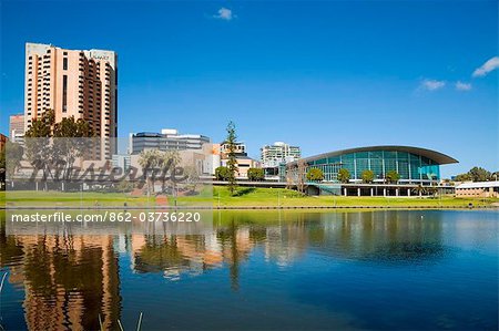 Australien, South Australia, Adelaide. Das Adelaide Convention Centre am Ufer des River Torrens.