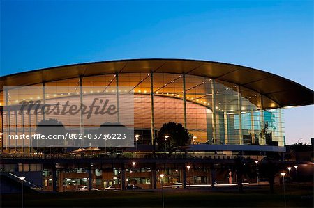 Adelaide, Australie-méridionale, l'Australie. L'Adelaide Convention Centre, sur les rives de la rivière Torrens.