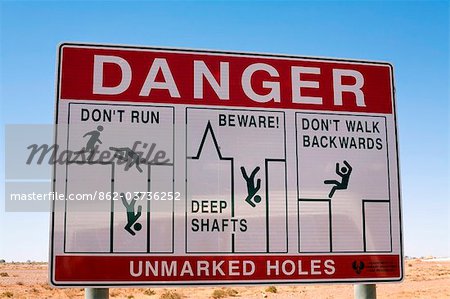 Australie, Australie-méridionale, Coober Pedy. Signe de danger avertissement d'open mine des puits dans les gisements d'opales de Coober Pedy.