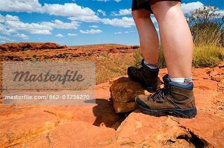 Australie, Northern Territory, Parc National de Watarrka (Kings Canyon). Randonneur sur la promenade de bord de Kings Canyon. (PR)