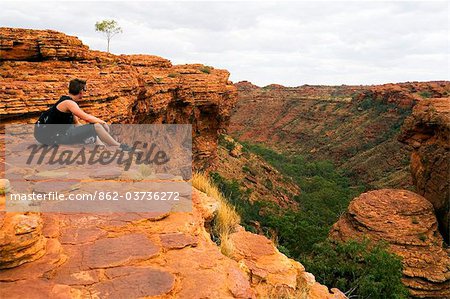 Australie, Northern Territory, Parc National de Watarrka (Kings Canyon). Un randonneur donne sur Kings Canyon. (PR)