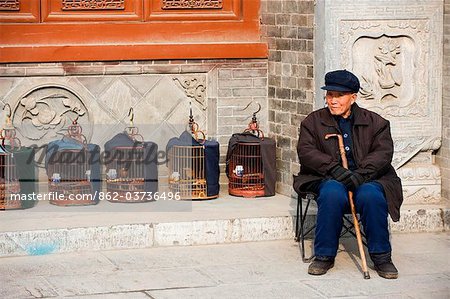 China, Provinz Shaanxi Xian, Mann mit Vogel Käfig