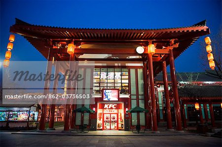 Chine, Province du Shaanxi, Xian, prise de KFC Kentucky Fried Chicken dans le style chinois traditionnel