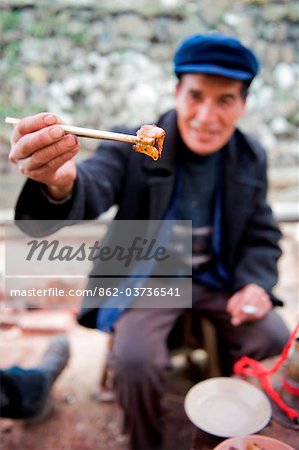 Village de la Province de Guizhou, la Chine, Qingman Miao, un homme manger lors d'un festival