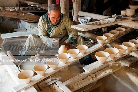 China, Provinz Jiangxi Jingdezhen Stadt die Heimat der China, Qing Ming antike Keramik Fabrik, ein Töpfer Macht Gerichte