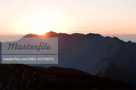 Lever de soleil sur le Mont Lushan, site du patrimoine mondial de l'Unesco Chine, Province de Jiangxi,