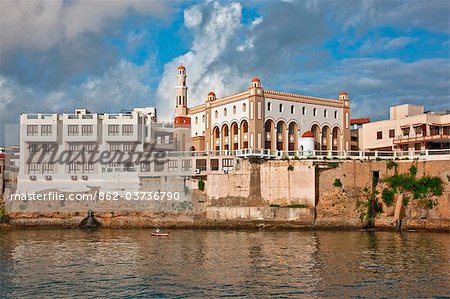 Kenya, Mombasa. Bâtiments modernes et une mosquée sur le front de mer sur le vieux port de dhow à Mombasa.