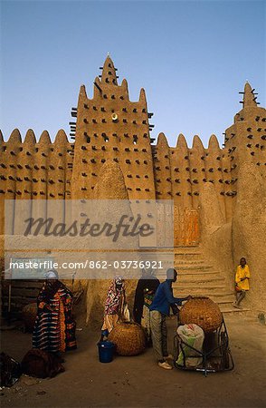 Djenne, Mali. Die berühmte Moschee von Djenne, oder Grande Mosquee, einer der auffälligsten Schlamm-Backsteingebäude Afrikas.