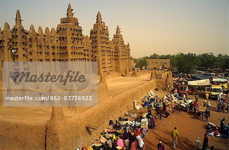 Djenne, Mali. Marktstände neben der Moschee von Djenne oder Grande Mosquee, einer der auffälligsten Schlamm-Backsteingebäude Afrikas.