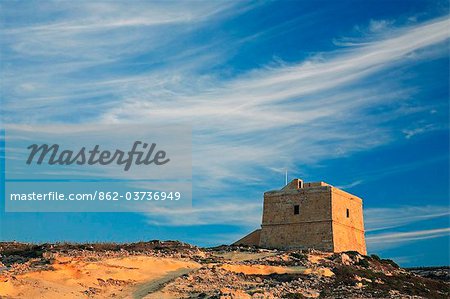 Malte, Gozo, Saint-Laurent, Dwerja, vue sur la tour de guet de Dwerja.