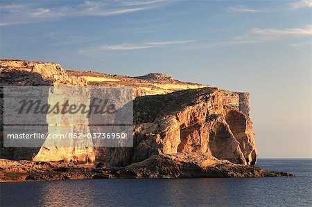 Malte, Gozo, Saint-Laurent, Dwerja, coucher de soleil sur les falaises de Dwerja avec Fungus Rock au premier plan.