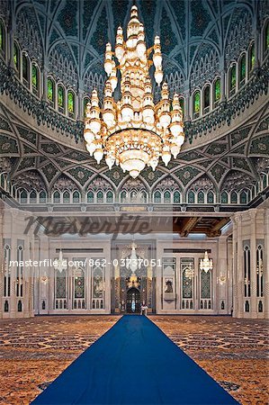 Oman, Mascate, Mascate, Ghubrah. Lustre en Swarovski Cyrstal plus grand du monde dans la grande mosquée du Sultan Qaboos.