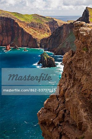 Portugal, Madère, Canical, Ponta de Sao Laurenco, vue d'ensemble des falaises et des éperons à pointe plus à l'est de l'île