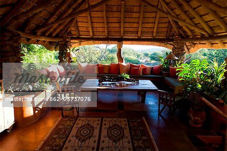 Afrique du Sud, Province de Limpopo, Plateau de Waterberg. Véranda au toit de chaume à la maison de Bush de nid de fourmis.