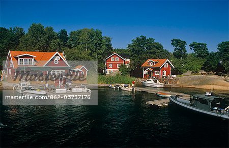 Sweden, Stockholm Archipelago, Ingmarso Island. Typical weatherboard cabins and houses line the shores of Ingmarso.