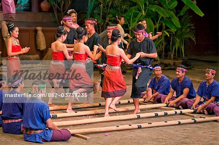 Thailand. Thailändische Männer und Frauen führen die energetische Bambus Tanz der Nordosten Thailands im Rose Garden.