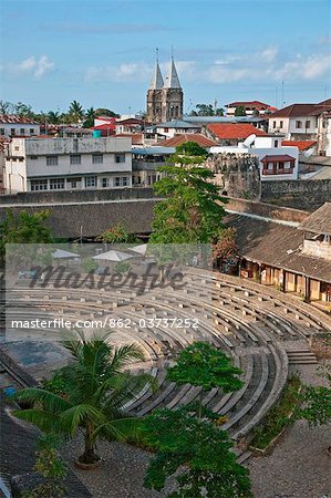 Tanzanie, Zanzibar, Stone Town. Une vue de la maison des merveilles avec Ngome Kongwe (le Fort omanais construit à la fin du XVIIe siècle)