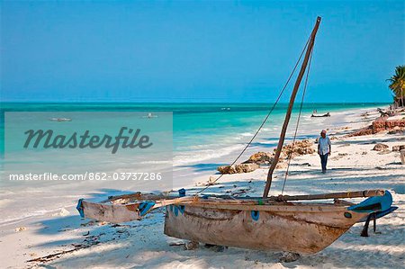 Tanzanie, Zanzibar. La plage bordée de palmiers de noix de coco à Jambiani est une des plus belles plages dans le sud-est de l'île de Zanzibar.