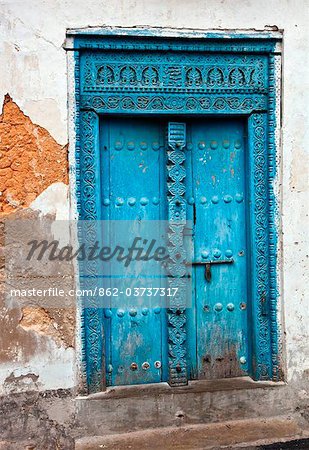 Tanzanie, Zanzibar, Stone Town. Une porte en bois sculptée peinte d'une maison à Stone Town.