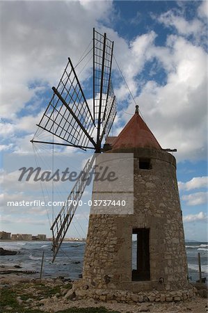 Windmühle bei Salina Calcara, Provinz Trapani, Sizilien, Italien