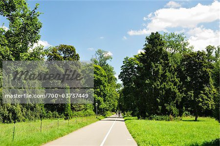 Chemin qui traverse le parc, Donaueschingen, Bade-Wurtemberg, Allemagne