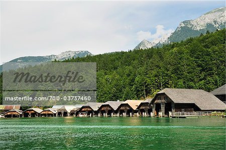 Hangars à bateaux sur le lac Koenigssee, Berchtesgaden, Bavière, Allemagne