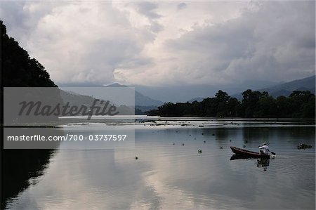 Plaisanciers sur le lac Phewa, Pokhara, Zone de Gandaki, Népal