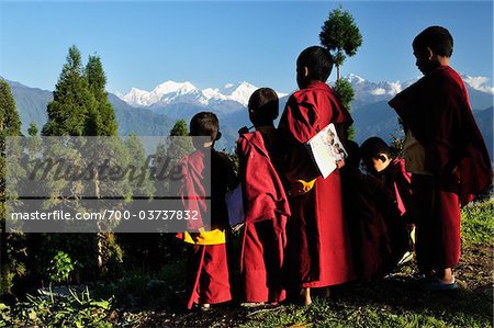 Junge buddhistische Mönche, Kangchendzönga im Abstand, Sanga Choeling Kloster, Pelling, Nordwest Sikkim, Sikkim, Indien