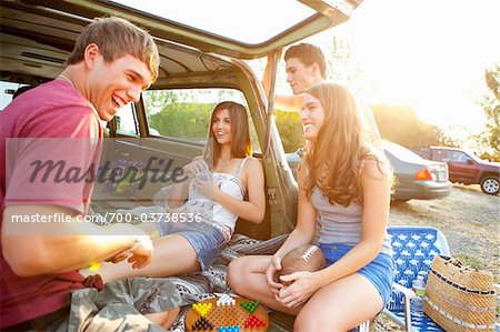 Groupe d'adolescents Hanging Out au Drive-In Theatre