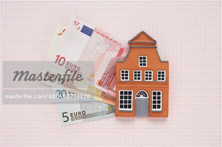 Haus und Euro auf Millimeterpapier