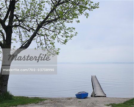 Boot und Dock auf dem Chiemsee, Bayern, Deutschland