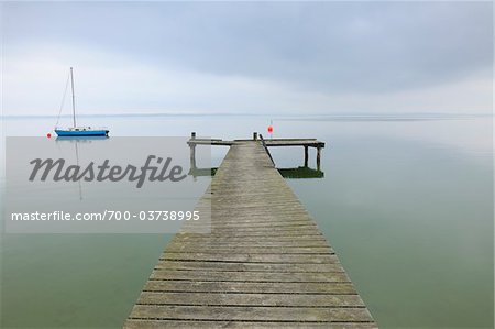 Voilier et Dock, lac de Chiemsee, Bavière, Allemagne