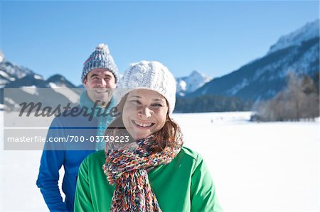 Paar im freien im Winter