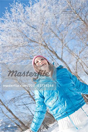 Femme à l'extérieur en hiver