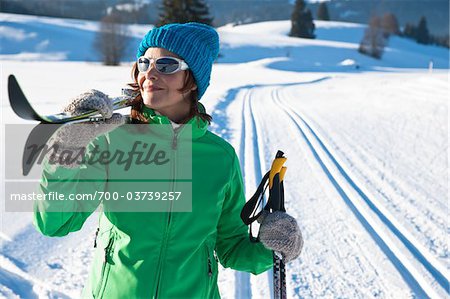 Frau im Freien mit Langlaufskiern