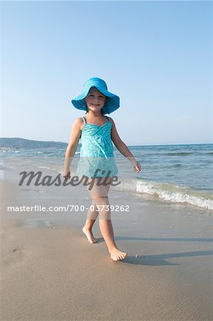 Fille se promener sur la plage