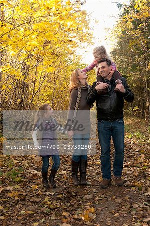 Famille marchant dans la forêt en automne