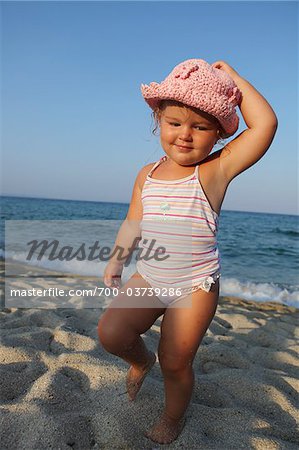 Enfant en bas âge à la plage