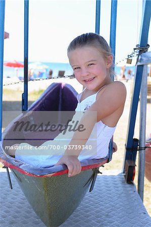 Jeune fille sur une promenade en bateau au parc d'attractions