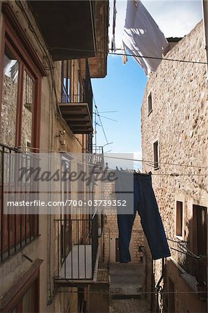 Linge suspendu dans la ruelle, Isnello, Sicile, Italie